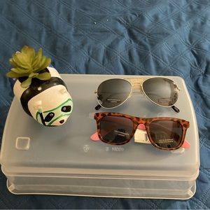 Lunettes De Soleil sunglasses.